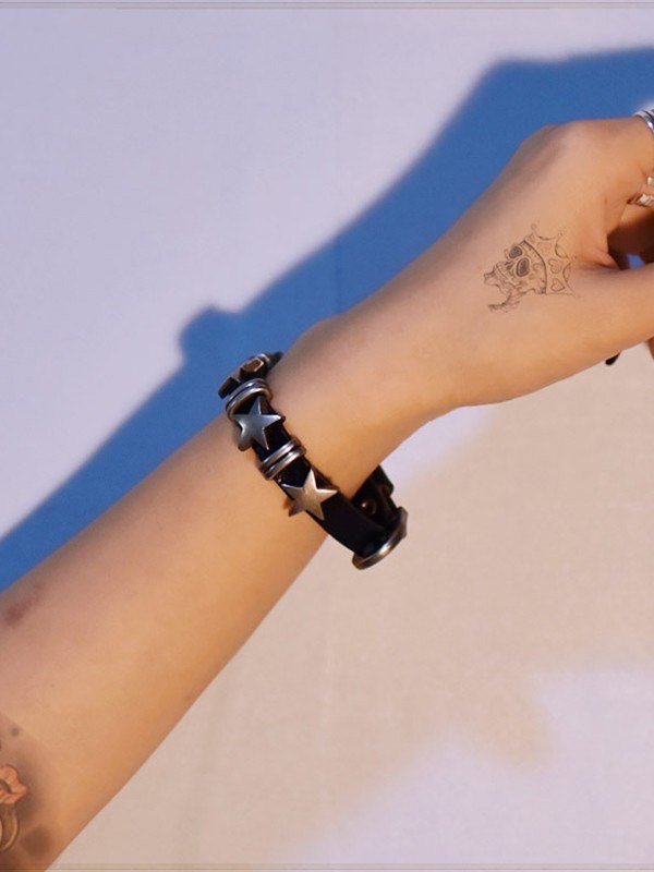 Brazalete de piel sintética con hebilla y adorno de estrellas-2